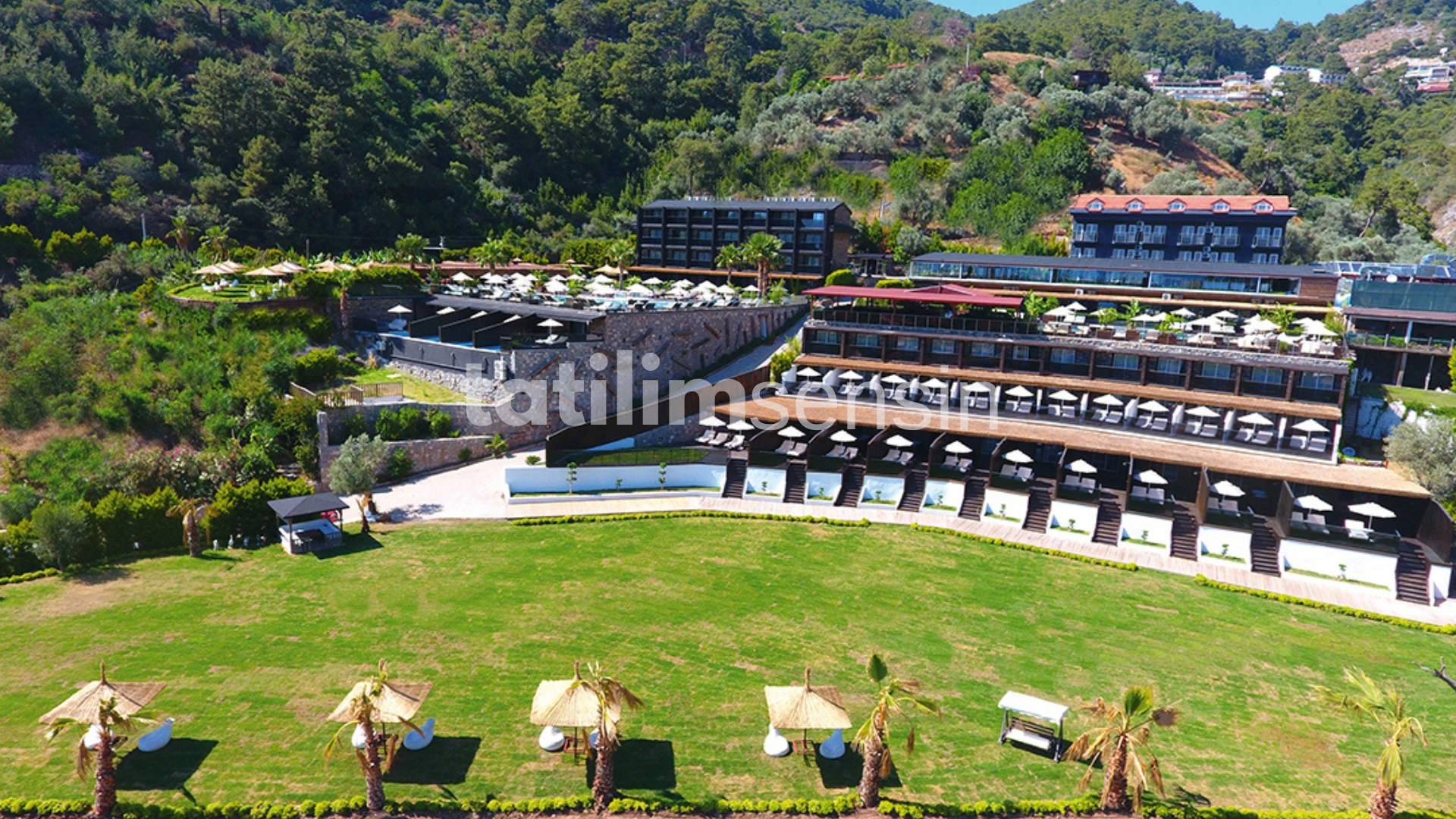 Manaspark Deluxe Hotel - 1