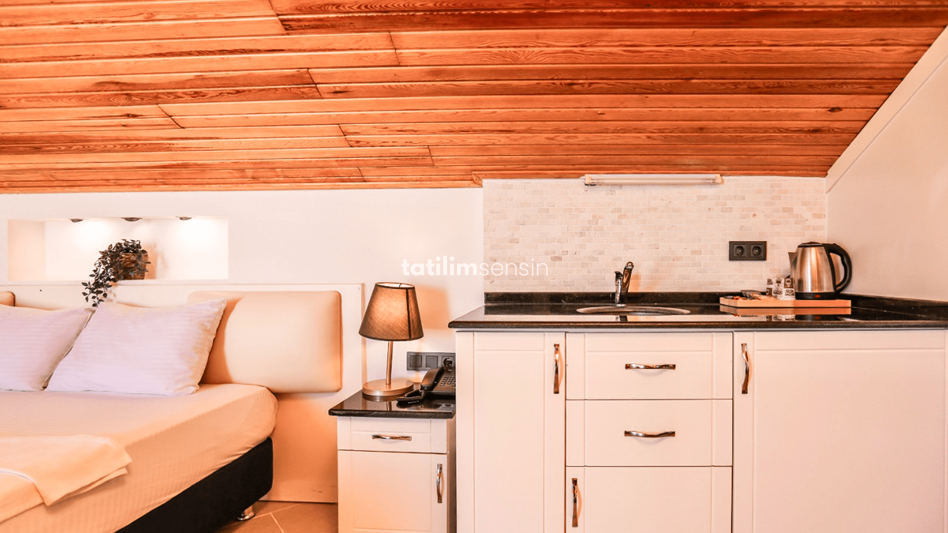 Tropical Deluxe Hotel - 9