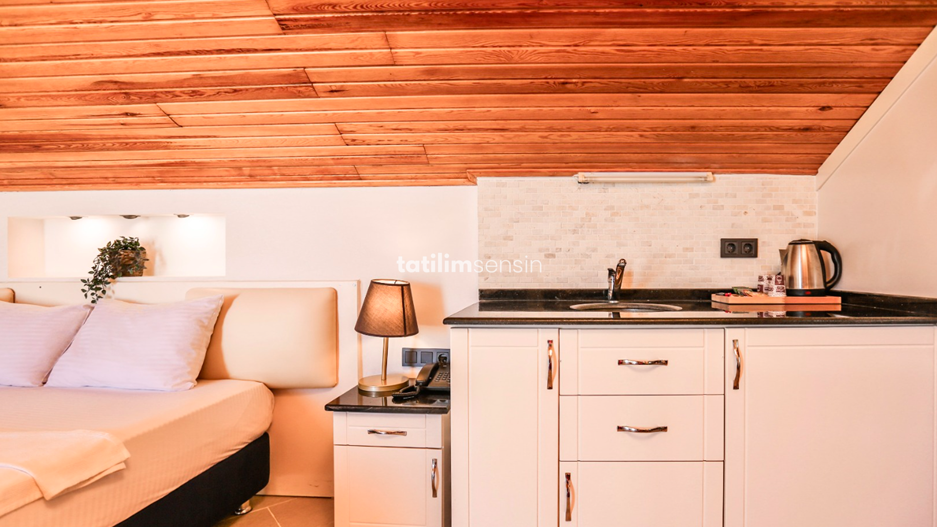 Tropical Deluxe Hotel - 9