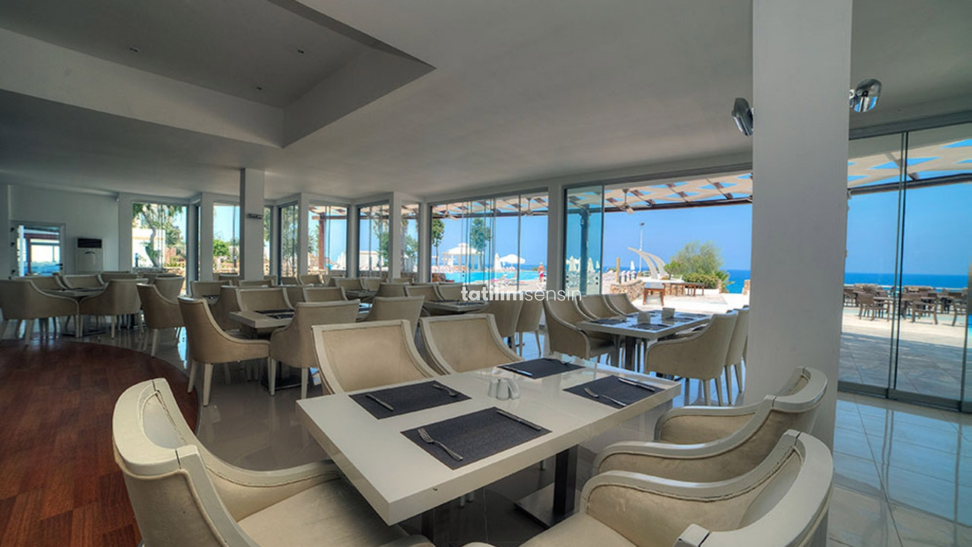 Jasmine Court Hotel - 10