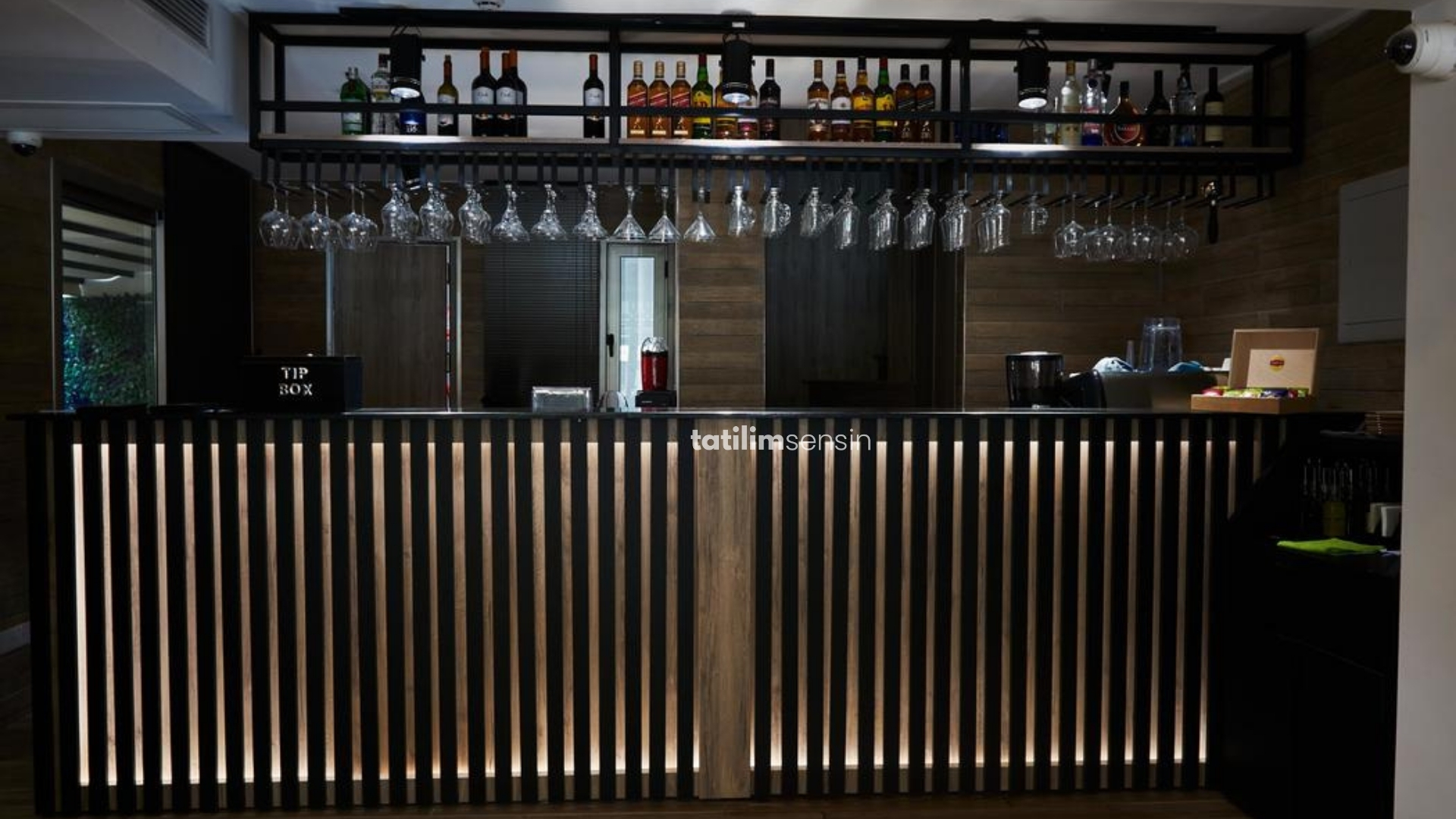 Crown Salamis Hotel - 3