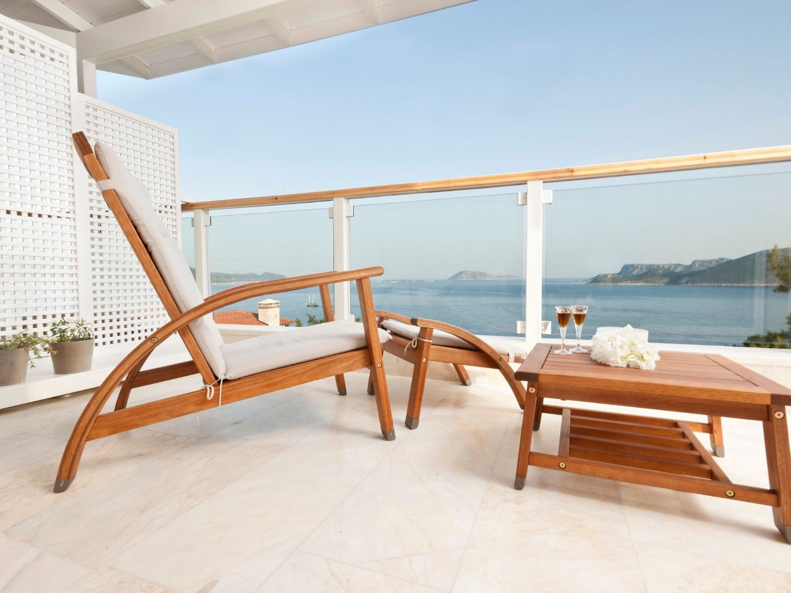 deniz manzaralı bir otel odası