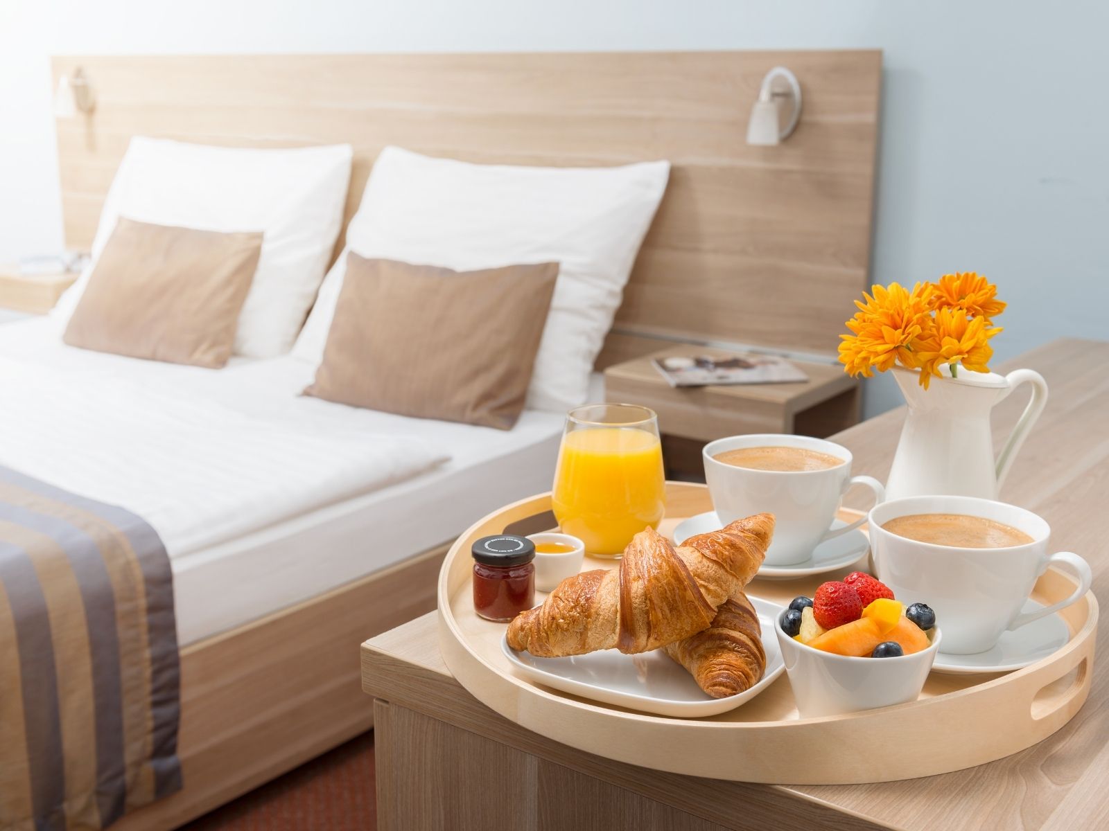 otel odasında kahvaltı servisi